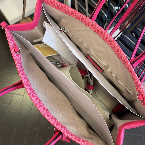 Michael Kors Mirella Medium Ombré Logo EW Tote Bag
Dragonfruit
NWT - Picture 11 of 14